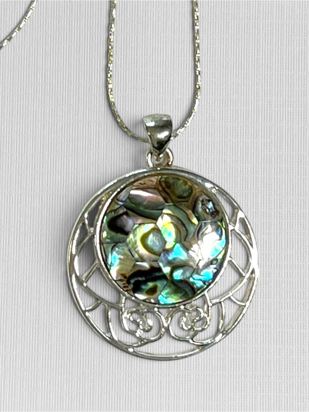 Round Abalone Inlay Openwork Pendant Necklace Bright Silver Tone Chain 31" MOP